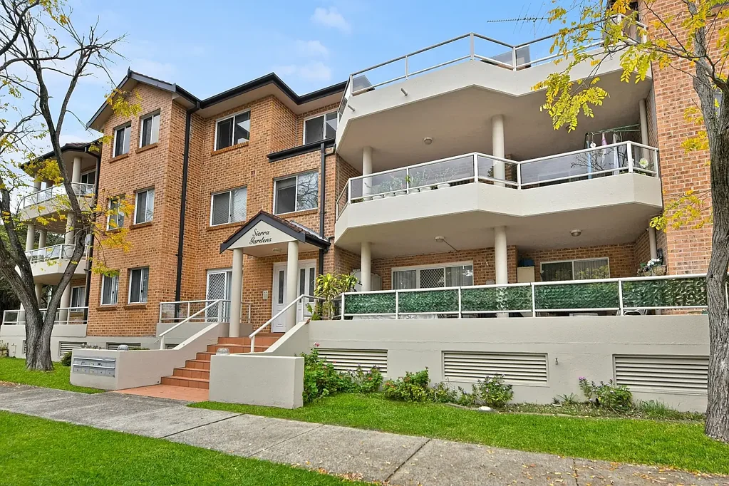 Hurstville 3房 安全综合楼 宽敞三居室 明亮内部空间 宁静树景阳台 全屋悬浮地板 整洁翻新厨房 燃气灶充足储物 Hurstville便利生活 Bright & Spacious Apartment Living in a Peaceful Hurstville Setting
