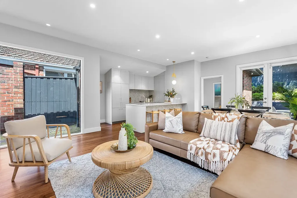 Glen Iris 4房 Art Deco双砖豪宅 高耸天花板 漂白橡木地板 定制设计师厨房 四卧灵活空间 步行3分钟至火车站 6路电车近便 教育资源丰富 Solid Brick Art Deco Masterpiece of Modern Sophistication