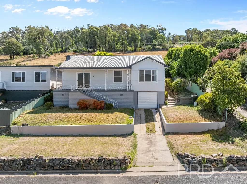 THREE BEDROOM RENOVATED HOME WITH VIEWS OVER THE ROLLING HILLS OF BATLOW