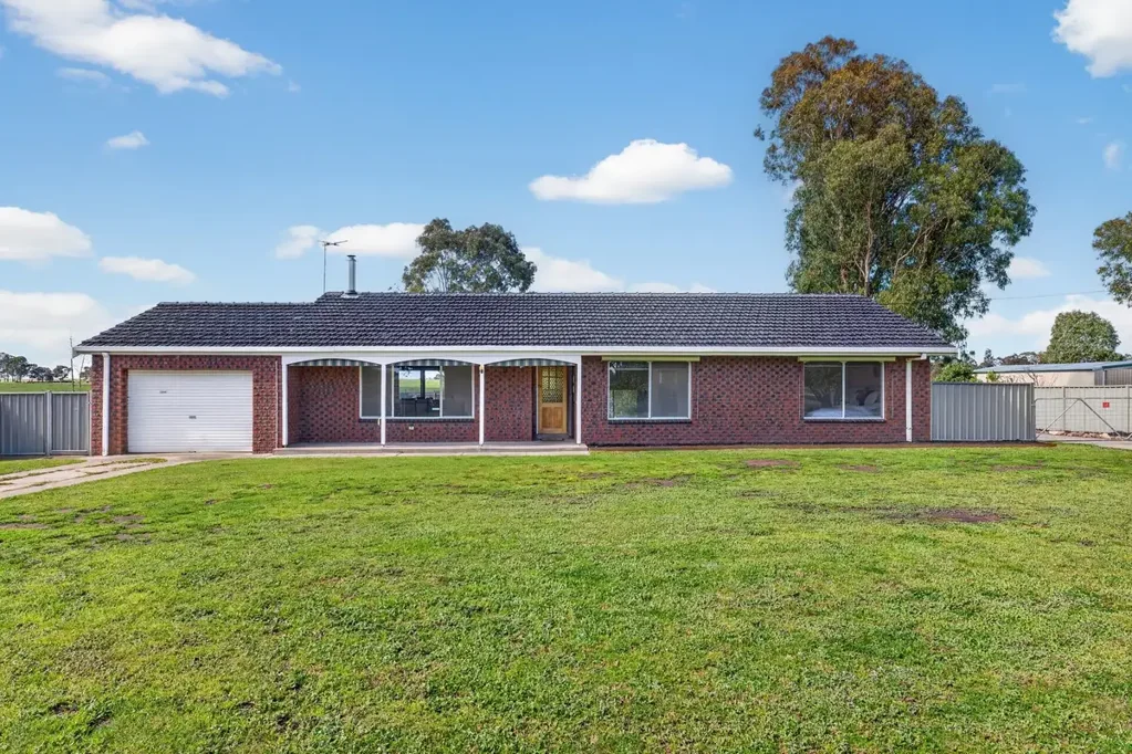 Maffra 3 Slaapkamer Spacious, Fully Renovated Home on Approx. 1/2 Acre
