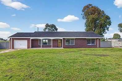Maffra 3 Slaapkamer Spacious, Fully Renovated Home on Approx. 1/2 Acre