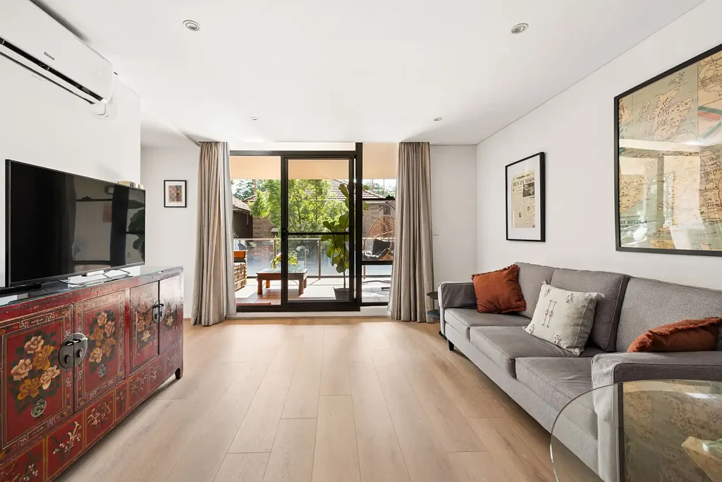 Camperdown 1房 超大单卧公寓 现代Smeg厨房 全长阳台 室内外流动 步行CBD&RPA Oversized north-facing home with balcony and parking