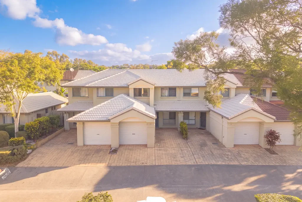 Carrara 3房  Ideally Located, Large Townhouse with Backyard - Very Low Body Corporate!