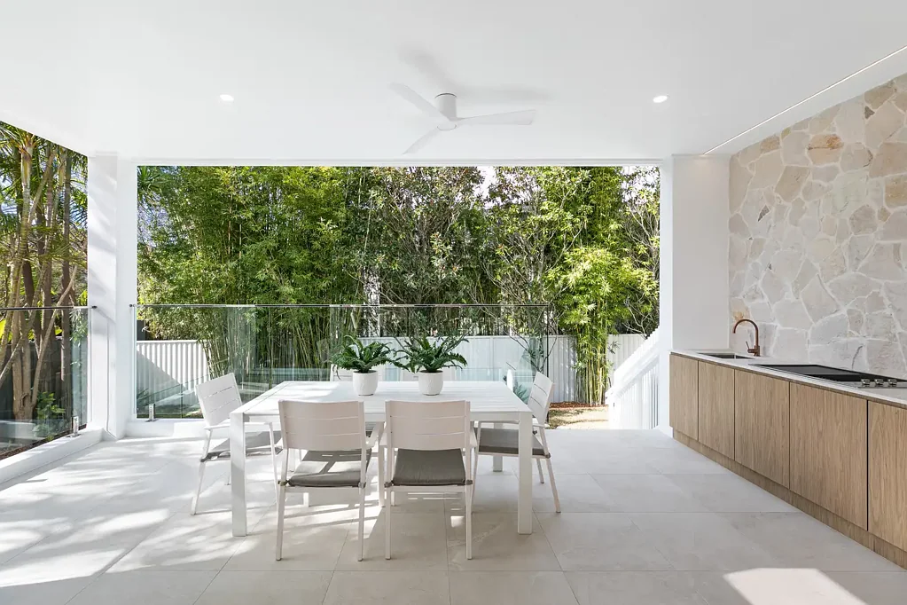 Caringbah South 4房 Caringbah南珍稀位置 全砖结构精工 定制厨房Limestone 大型露天平台 私人泳池套间 地暖浴室 545㎡阔地 LUXURIOUS COASTAL RETREAT - TORRENS TITLE