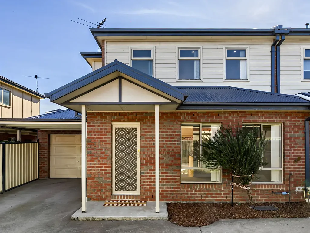 Sydenham 2 Bedroom Modern Multi-Level Living in a Quiet Sydenham Pocket