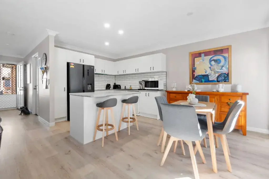Labrador 2房  Renovated Coastal Townhouse Just Moments From The Broadwater