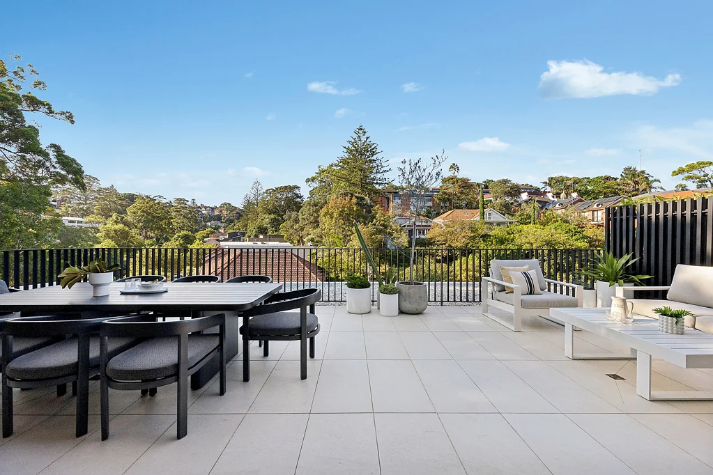 Coogee 2房 Coogee中心位置 阳光充裕起居区 北向庭院阳台 高端石材厨房 宽敞卧室 私人地下停车 North facing penthouse with private terrace