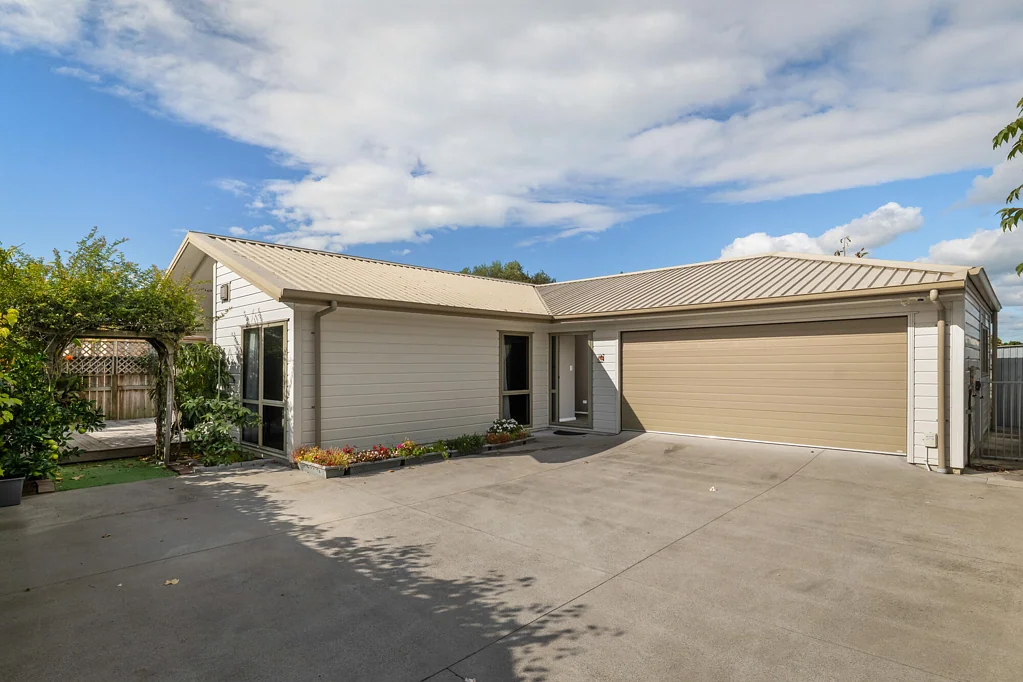 Katikati 3ห้องนอน What A Home, What A Location!!