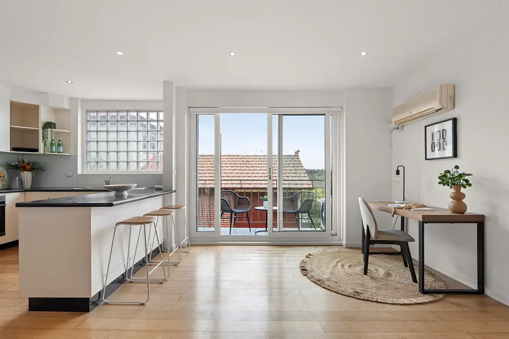 Essendon 2 Slaapkamer Top-Floor Living in Highly Sought-After Essendon Pocket