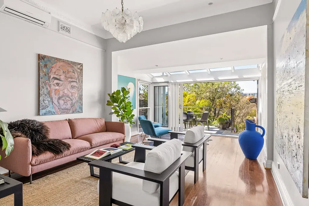 Annandale 4Kwarto Wide family residence with studio above garage on 268sqm