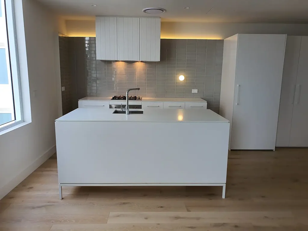 Unfurnished, Air-conditioned 1 Bedroom Apartment - walk to schools, bars/cafes, public transport and the Brisbane River