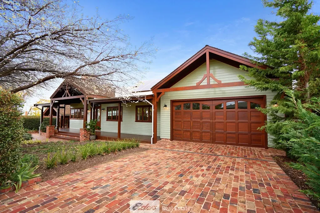 Griffith 4 Bedroom Stunning Master Built "North" Residence!