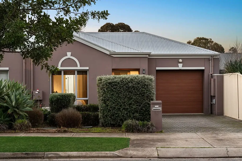 Park Holme 3 Slaapkamer Contemporary Courtyard Living with Space, Style & Everyday Convenience.