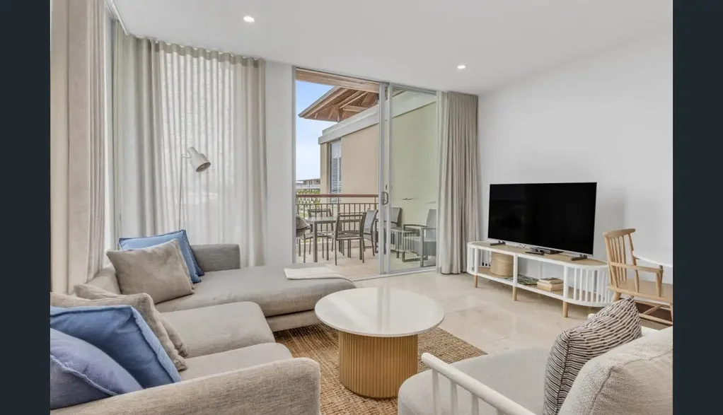 BEAUTIFUL TOP FLOOR STUDIO APARTMENT WITH OCEAN VIEWS