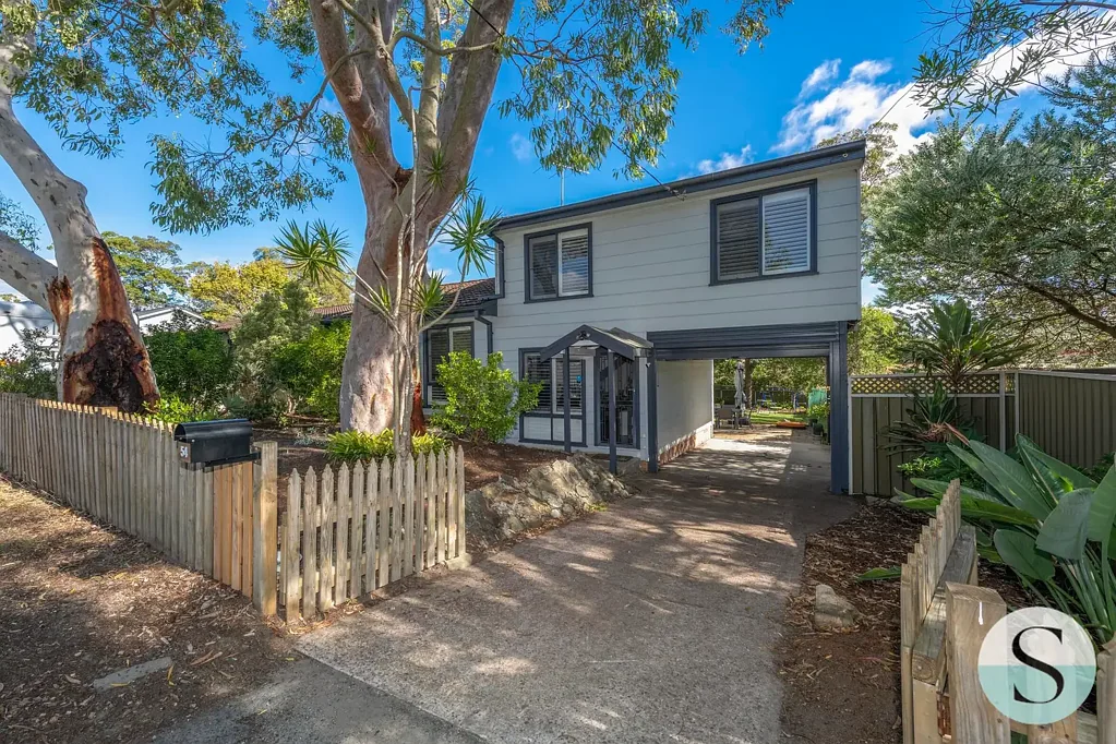Mannering Park 3ห้องนอน Drive-Through Access, Triple Garage & a Fully Usable Backyard — Thoughtfully Upgraded Living With Real Substance
