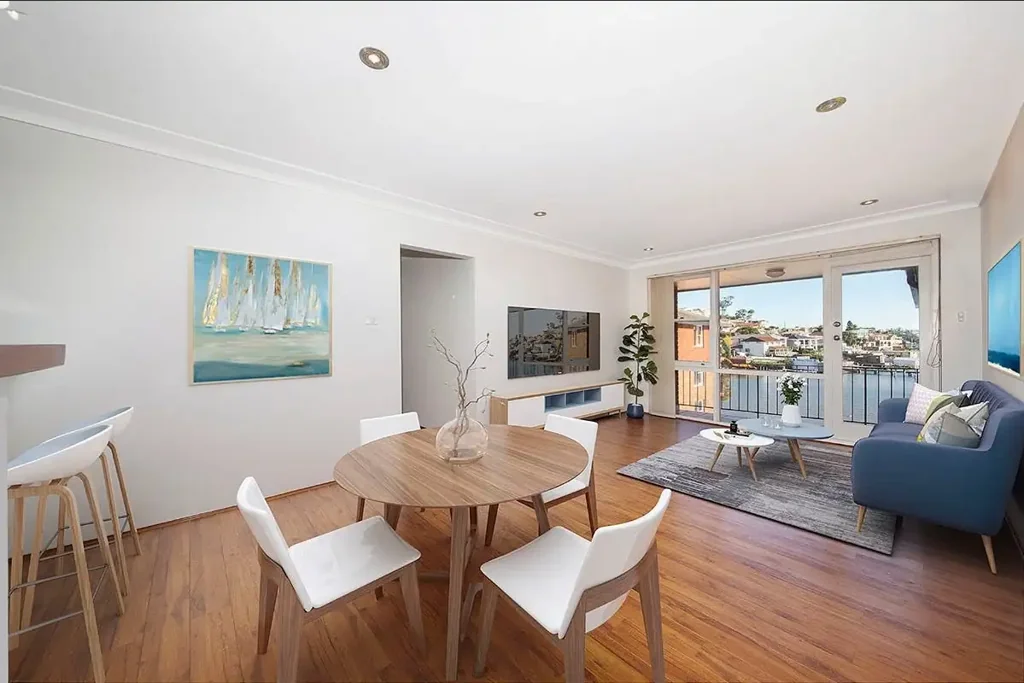 Top-Floor  Apartment with Stunning Water & Marina Views
