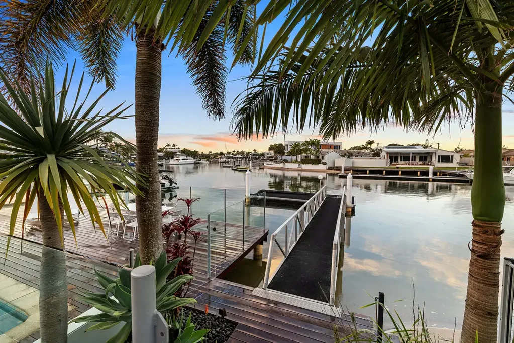 Minyama 4બેડરૂમ NORTH-EAST FACING WATERFRONT ENTERTAINER - EXPANSIVE WATER VIEWS