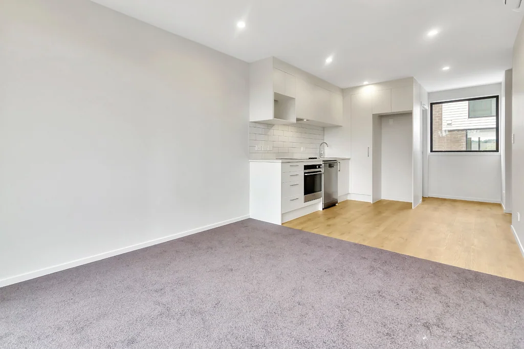 Sunny 2 bedroom townhouse with a garage