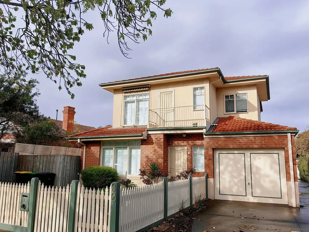 COZY THREE BEDROOM HOUSE CLOSE TO MURRUMBEENA STATION