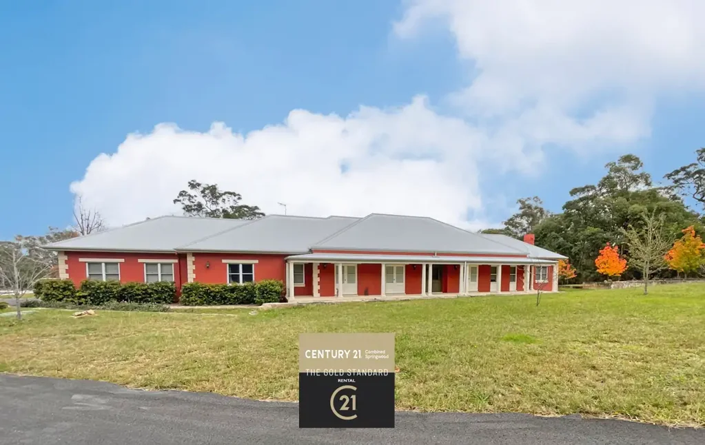 LUXURY ACREAGE STUNNER!