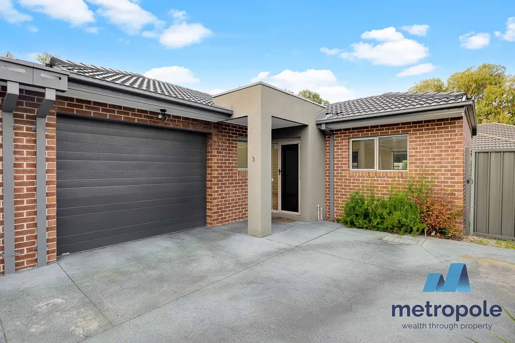 MODERN SINGLE LEVEL VILLA WALKING DISTANCE TO EVERYTHING YOU COULD NEED!