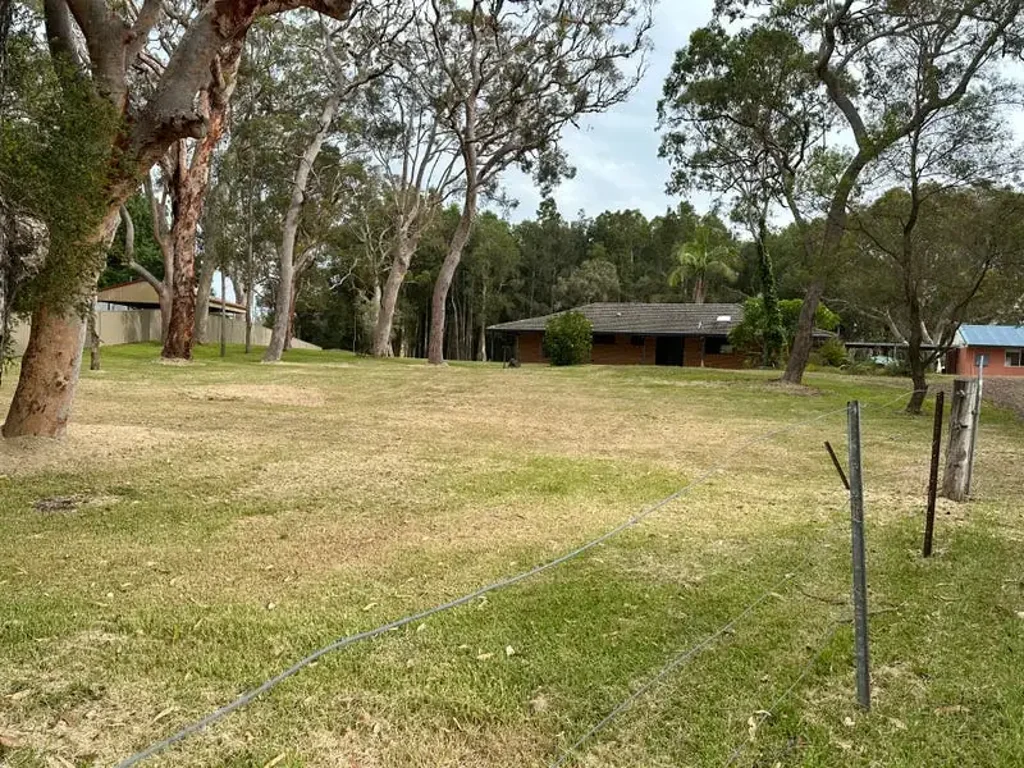Salt Ash Great location 10 minutes Newcastle airport set on 2 acres at Salt Ash