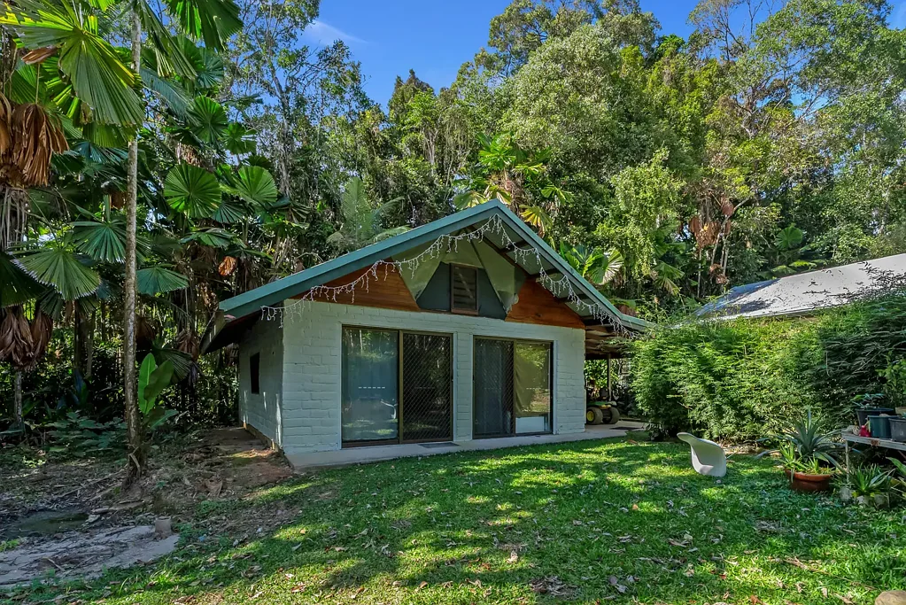 UNFURNISHED STUDIO IN THE HEART OF THE RAINFOREST - ELECTRICTY AND INTERNET INCLUDED