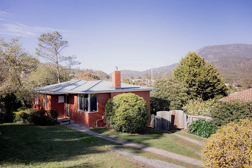 Glenorchy 3બેડરૂમ Three bedroom home with generous block, scope to improve and 15 minutes from the Hobart CBD