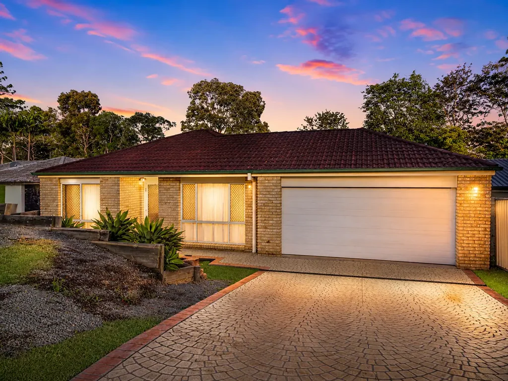 Carrara 5બેડરૂમ Spacious Single-Level Family Home with 5 Bedrooms & Multiple Living Areas
