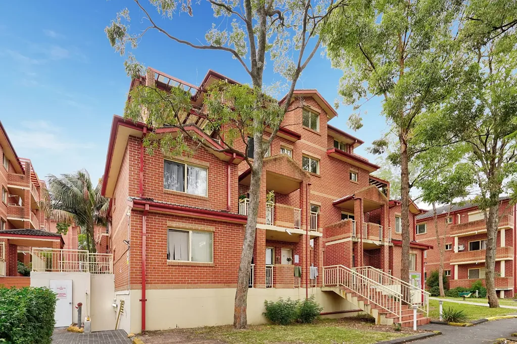 Parramatta 2房 西向阳台视野  现代厨房电器  主卧带套间  安全车位  中心地段便利 Affordable and walk everywhere setting!