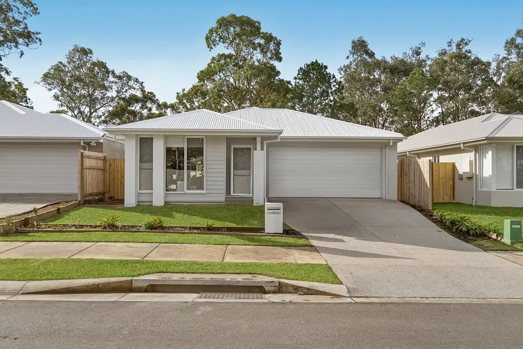 Logan Reserve 4બેડરૂમ FRESH, MODERN & BARELY LIVED IN