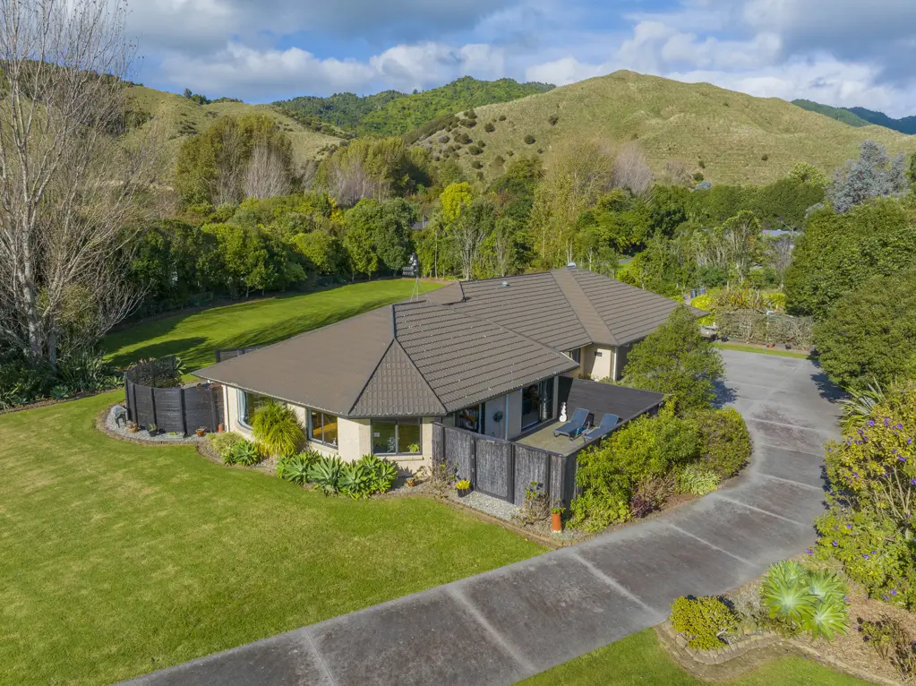 Paraparaumu 5 Bedroom A Privileged Position