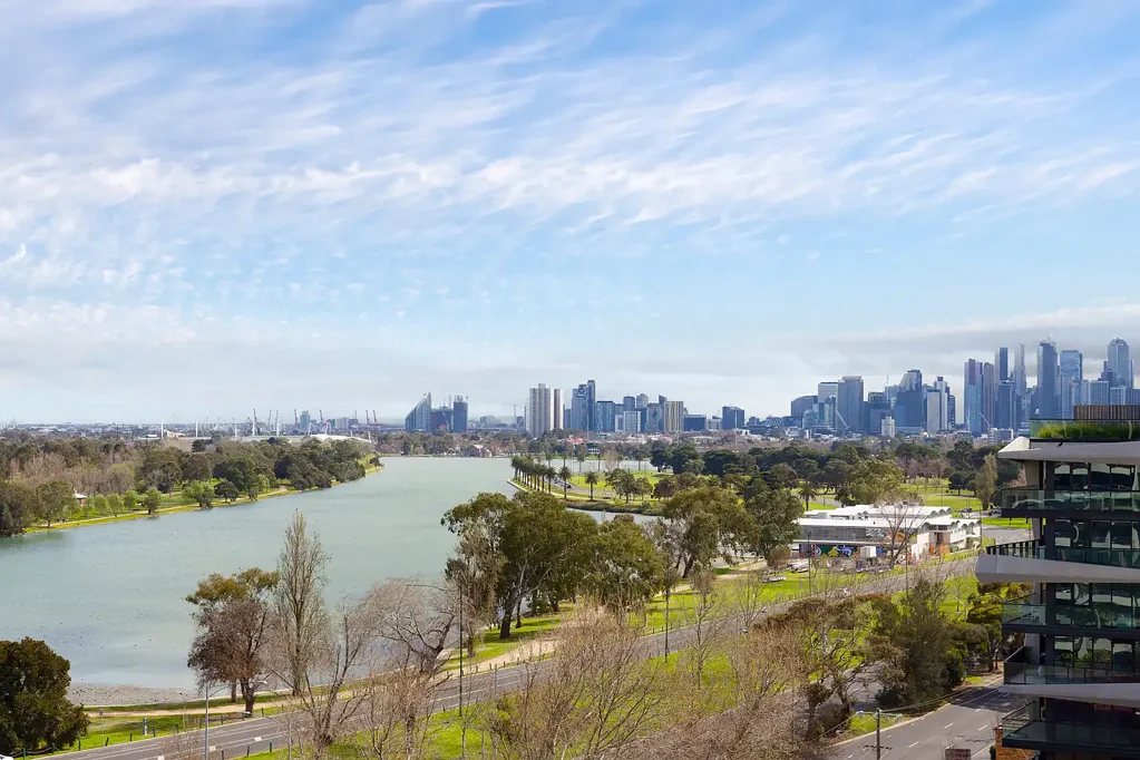 Melbourne Stylish 10th-Floor Apartment with Spectacular Views & Fresh Updates
