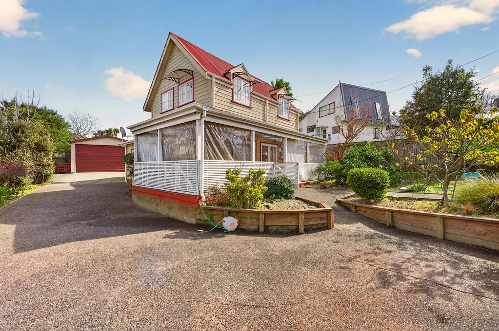 Massey 3 Bedroom Freehold. Fully Fenced. Secure Family Haven.