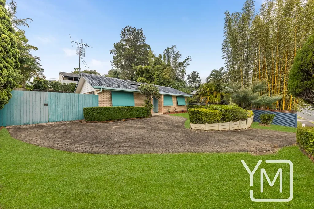 Moffat Beach 3 Bedroom Lowset Beachside Home - Generous 665sqm Parcel - Endless Potential