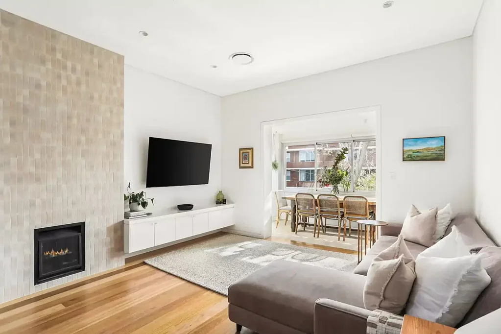 Semi-Sized Beachside Apartment!