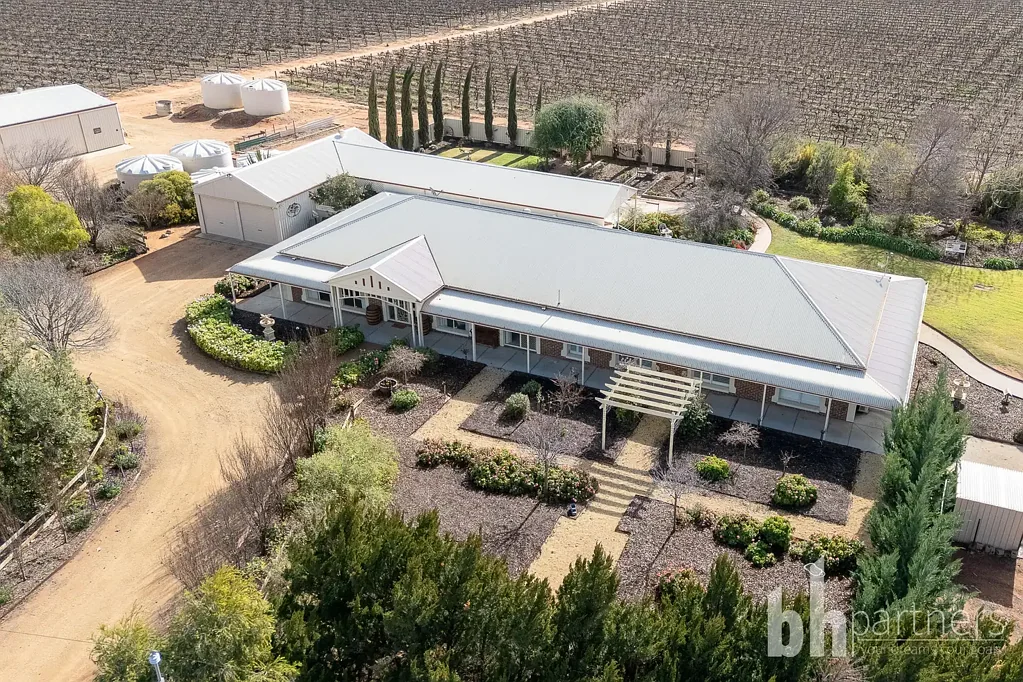 Loxton 6 Bedroom Ultimate Family Escape on Approx. 2 Acres - 6 Beds, 2 Baths, 11-Bay Shed!