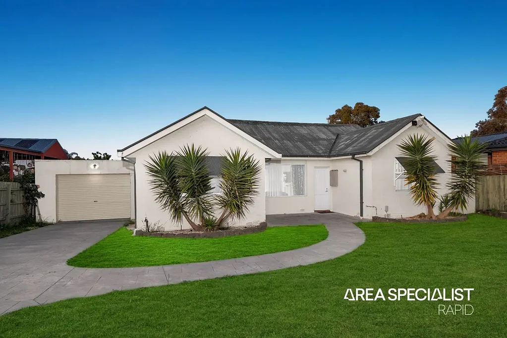 Hampton Park 3房 Hampton Park优越位置 三卧家庭住宅 574sqm宽敞地块 新厨房燃气灶 多功能家庭室 充足停车位 高回报潜力 Comfort, Space, and Location All in One!