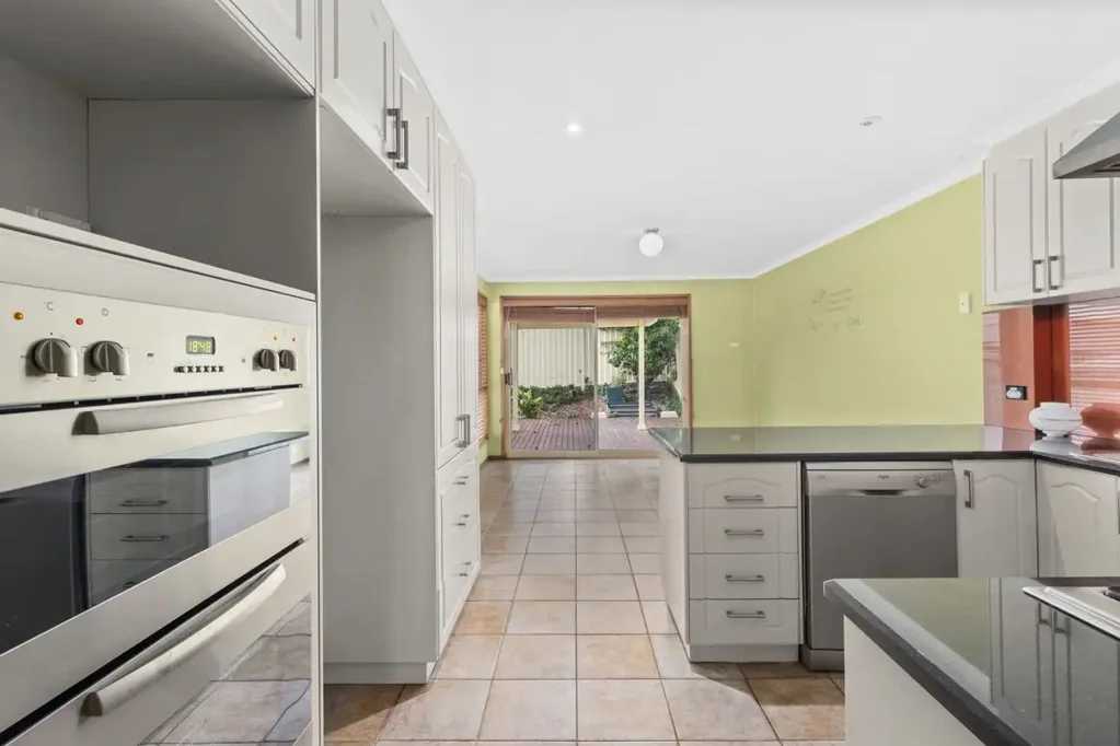 Spacious Two-Storey Townhouse In Convenient Gordon Location