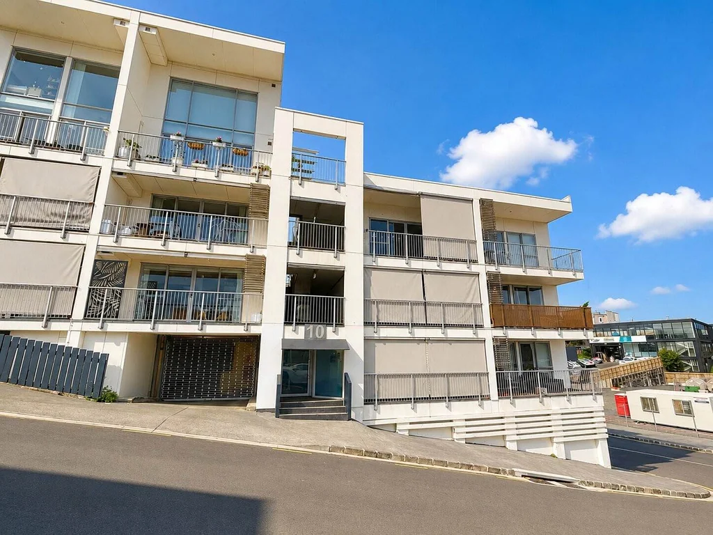 Fully Furnished 2-Bedroom Apartment with Secur...