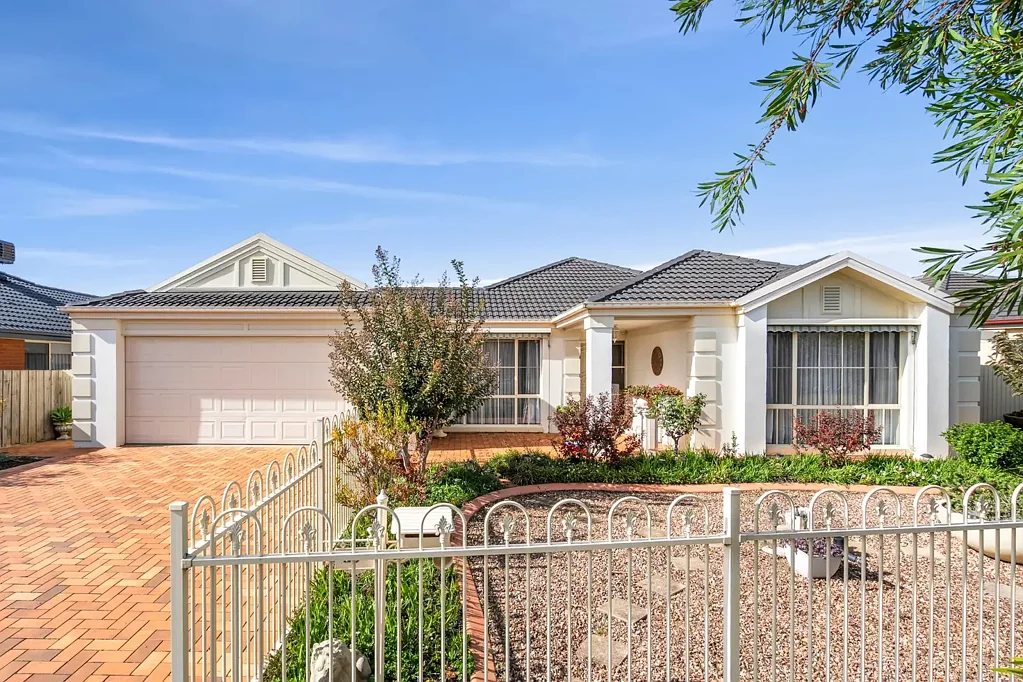 Lara 4Moenga 4 bedrooms on 781m2 with a shed!