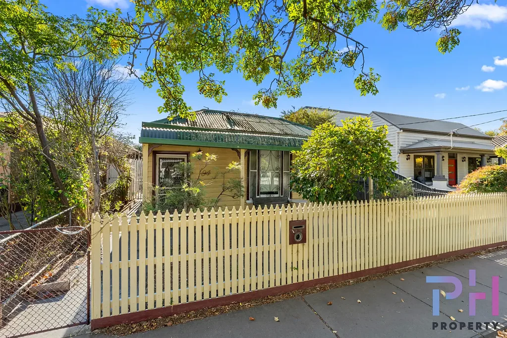 Bendigo 2 Bedroom SOUGHT AFTER POSITION WITH REAR ACCESS AND POTENTIAL!