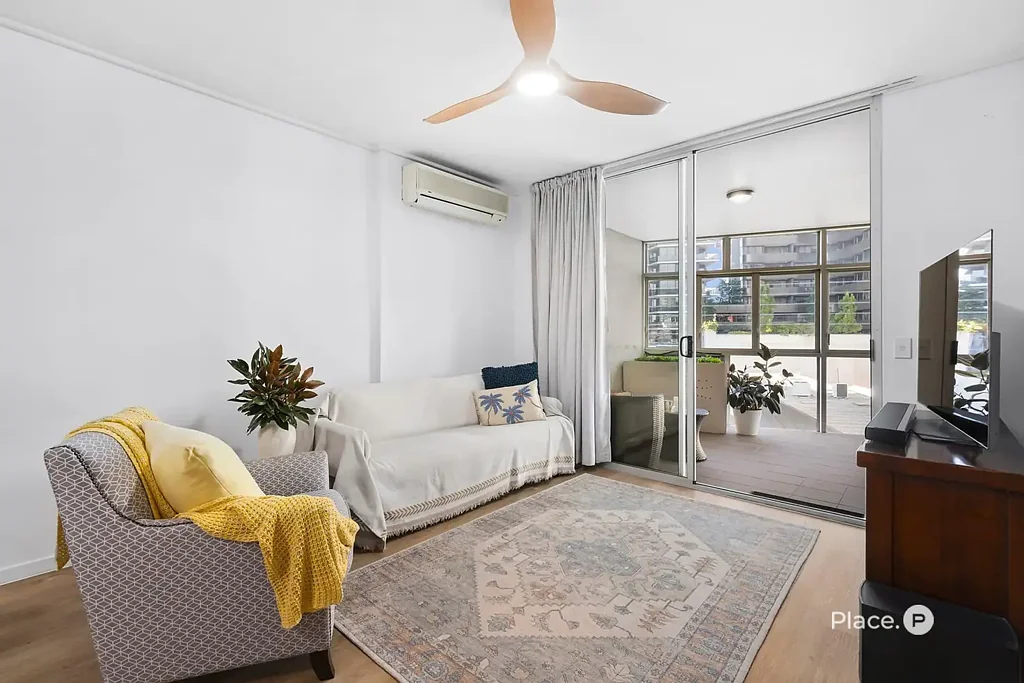 Fortitude Valley 2房 中心地带宽敞公寓 97平米阔绰空间 开放式设计 落地玻璃阳台 现代厨房 双卧舒适 配套齐全 优质地段 便捷生活 Exceptional Space and Everyday Convenience in a Prime Location