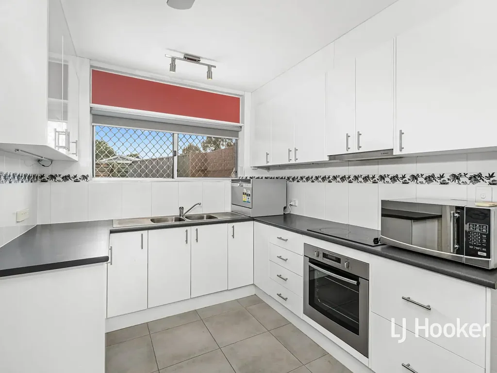 Gillen 3 Bedroom Secure Living with a Pool and Views
