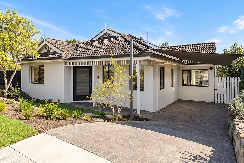 Ashburton 3房 单层住宅，尽享便利。Sky Lane 地址，乐享本地生活。 Single-Level Ease. Sky Lane Address. Local Lifestyle.