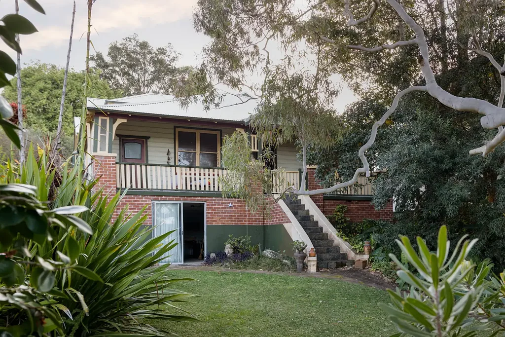 Merewether 5Phòng ngủ A generous Merewether residence with charm, location and potential