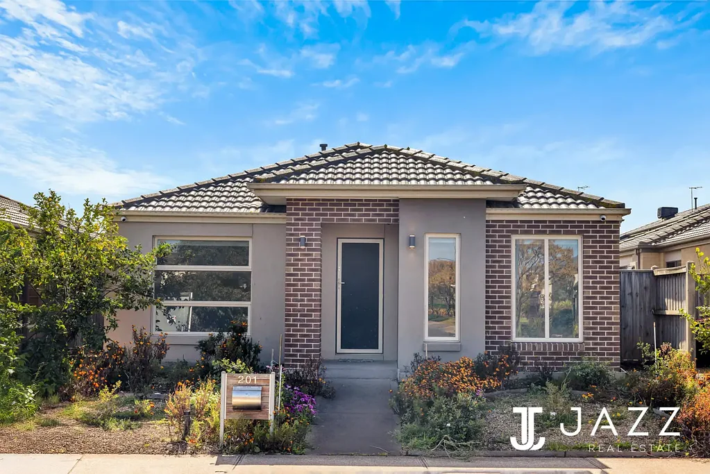 Stylish Family Living in the Heart of Saltwater Coast!