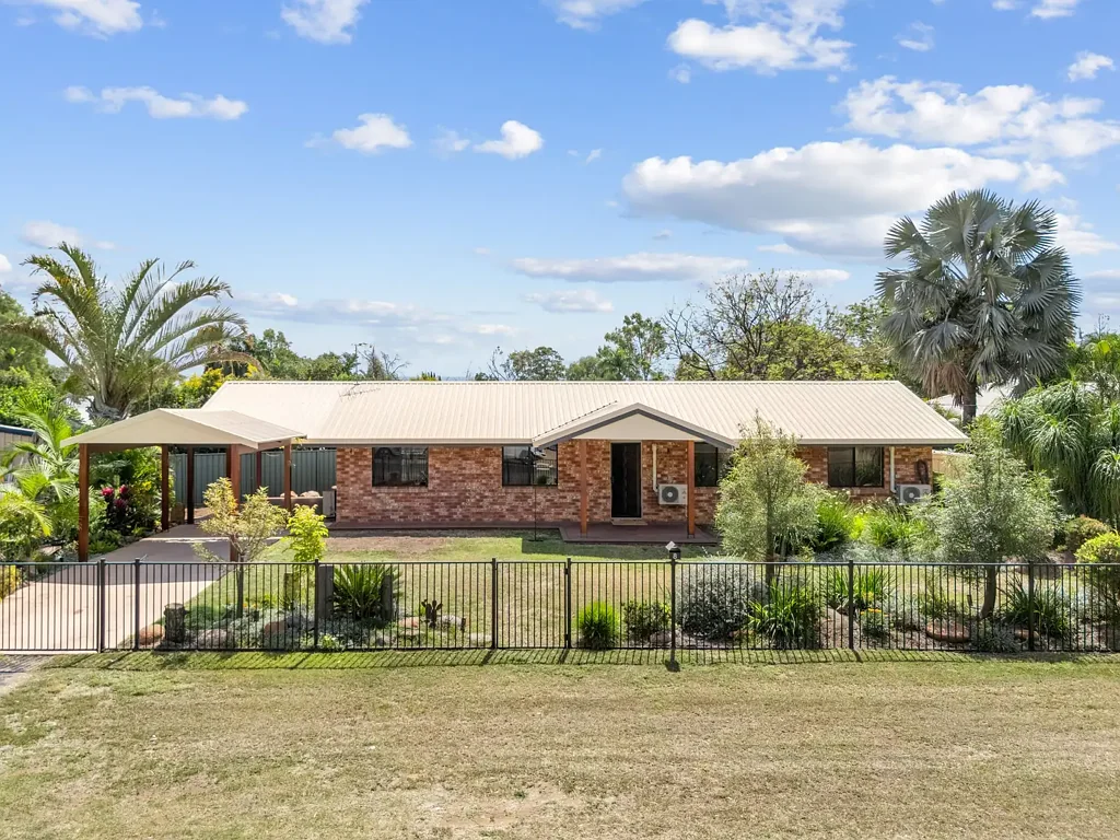 Emerald 3બેડરૂમ IMMACULATE BRICK HOME ON A FLOOD FREE 1084M2 ALLOTMENT