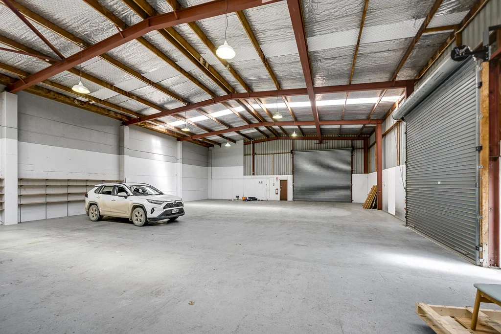 Camberley Versatile office and warehouse opportunity