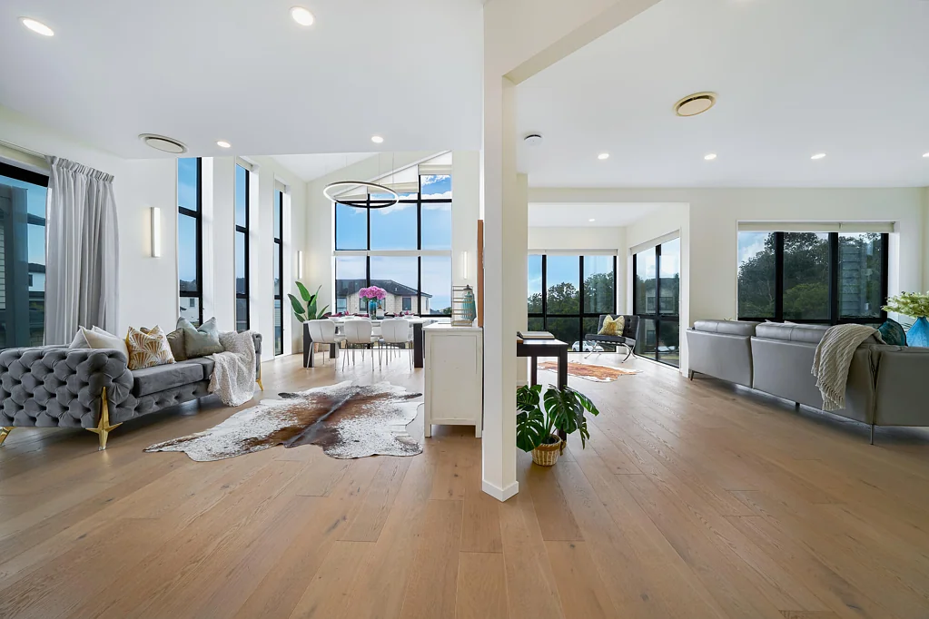 Flat Bush 6Habitaciones Architectural Corner Home with Income Potential